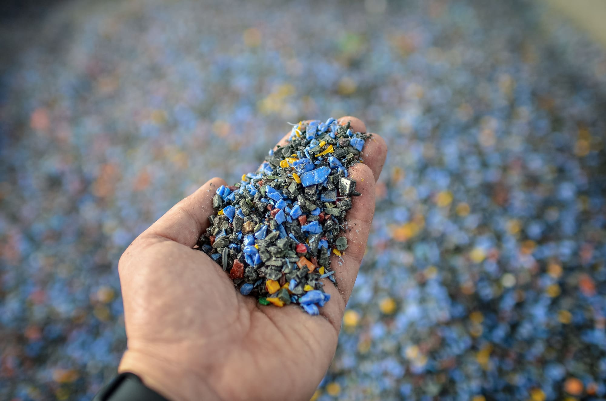 廃プラスチック→再生プラスチック製品のイメージ